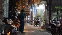 Con trai "ngáo đá" đâm cha nguy kịch
