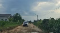 Từng đoàn xe "hổ vồ" thi nhau băm nát đường giao thông nông thôn, gây ô nhiễm môi trường