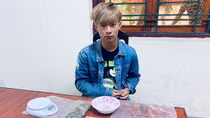 Đi uống cà phê “tranh thủ” rao bán cần sa