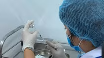 Người tiêm vaccine Pfizer hoặc Moderna có thể tiêm mũi nhắc lại bằng AstraZeneca