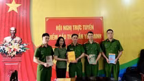 Trao tặng trên 220 cuốn sách cho cán bộ chiến sĩ tại Hà Giang
