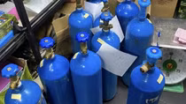 Thu giữ nhiều bình khí cười tại các quán bar phố cổ