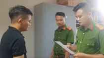 Bắt giam cán bộ quản lý thị trường đánh bạn gái trong quán karaoke