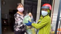 Nữ Phó Bí thư chi bộ hết lòng vì người nghèo giữa dịch bệnh