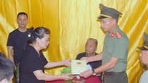 Công an tỉnh Nghệ An thăm hỏi 3 gia đình có CBCS hy sinh khi làm nhiệm vụ