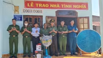 Trao tặng hai căn nhà tình nghĩa cho gia đình đồng bào thiểu số