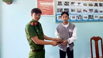 Công an phường trao trả tài sản cho người đánh rơi