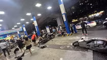 Ô tô lao vào cây xăng trên đường Láng, nhiều người bị thương