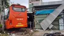 Xe khách lao vào quán cà phê, 5 người thương vong