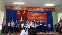 Thăm hỏi, tặng quà, khám bệnh cho gia đình cựu tù chính trị Côn Đảo