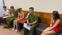 Nhân viên cùng khách khỏa thân trong phòng massage