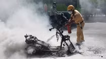 Xe đang chạy bỗng dưng bốc cháy