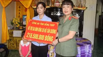 Trao tiền ủng hộ của cán bộ chiến sĩ cho gia đình Thiếu tá Hồ Tấn Dương
