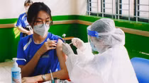Trẻ em, người lớn khỏi COVID-19 bao lâu thì tiêm vaccine?