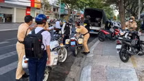 Chấn chỉnh tình trạng học sinh đi xe máy phân khối lớn đến trường