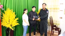 Cảnh sát cơ động nhặt được tài sản trả người đánh rơi