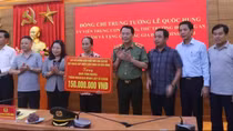 Thứ trưởng Lê Quốc Hùng tặng kinh phí xây nhà tình nghĩa tại Quảng Trị