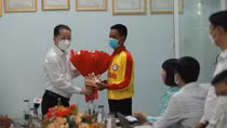 Khen thưởng nhân viên bãi tắm cứu 4 du khách bị sóng cuốn trôi