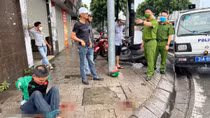 Bắt nóng tên cướp trong người thủ sẵn 2 dao găm và nhiều vam phá khoá