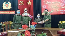 Cảnh sát cơ động trao trả tài sản cho người dân bị đánh rơi khi du xuân