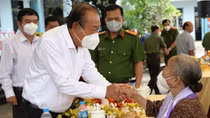 Nguyên Phó Thủ tướng Trương Hòa Bình trao tặng 600 phần quà Tết ở Bến Lức - Long An