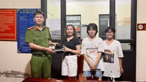 Nhặt được túi xách, hai học sinh chuyển Công an trả người đánh rơi