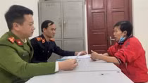 Khởi tố người mẹ đánh con tử vong bằng muôi canh