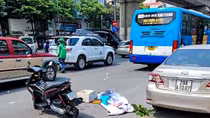 Va chạm với ô tô và xe buýt, nam thanh niên thiệt mạng trên đường