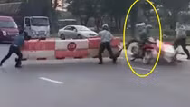Thiết lập barie trên đường đón lõng bắt 2 đối tượng cướp giật