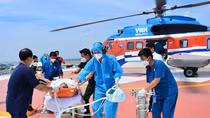 Điều trực thăng đưa một ngư dân vào đất liền cấp cứu