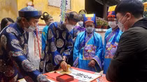 Nhiều du khách và người dân xin chữ đầu năm ở Hoàng cung Huế trong ngày hạ nêu
