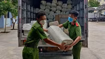 Tìm chủ sở hữu số bánh kẹo không rõ nguồn gốc trên xe ô tô tải BKS 77C-159.96