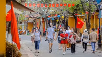 Du khách tấp nập tìm đến Hội An du xuân những ngày đầu năm mới