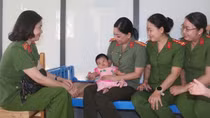 Phụ nữ Công an tỉnh Trà Vinh trao tiền hỗ trợ nạn nhân vụ mua bán người