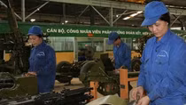 Chế độ đối với công nhân và viên chức quốc phòng chuyển ngành