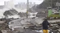 Siêu bão Hinnamnor "nuốt chửng" đường phố Hàn Quốc