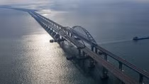 Ukraine dọa đánh sập cây cầu chiến lược nối Nga-Crimea, Điện Kremlin nổi giận