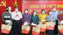 Đồng chí Phan Đình Trạc thăm, tặng quà Tết các thầy thuốc và người lao động