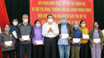 Đồng chí Phan Đình Trạc tặng quà Tết người dân miền núi Bắc Trà My