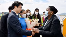 Chủ tịch Quốc hội Cộng hòa Mozambique đến Hà Nội, bắt đầu thăm chính thức Việt Nam
