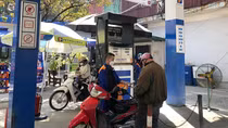 Cần thiết sử dụng công cụ thuế, phí để bình ổn giá xăng dầu trong nước
