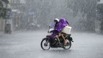 Hà Nội trời mát, mưa to dồn vào phía Nam