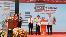 Agribank trao sổ Tiết kiệm 1 tỷ đồng cho khách hàng trúng giải Đặc biệt Chương trình “Mùa hè xanh – Tăng nhanh tích lũy”