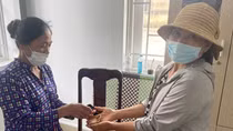 Quét rác ở chợ, nữ lao công nhặt được túi vàng