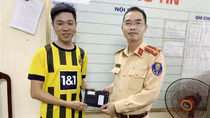 Đại úy CSGT nhặt được ví tiền trả lại cho người dân