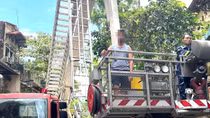 Cháy khách sạn phố cổ, Cảnh sát dùng xe thang đưa khách ra ngoài