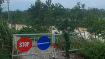 Nước vây tứ bề, Công an căng dây cảnh báo người dân