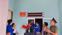 Trao nhà "Đại đoàn kết" và tặng quà cho học sinh nghèo, hiếu học