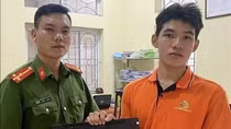 Chàng sinh viên vui mừng nhận lại tài sản quan trọng bị bỏ quên