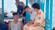 Tạm giam 4 đối tượng dùng tàu gỗ đi thu tiền “bảo kê” trên biển